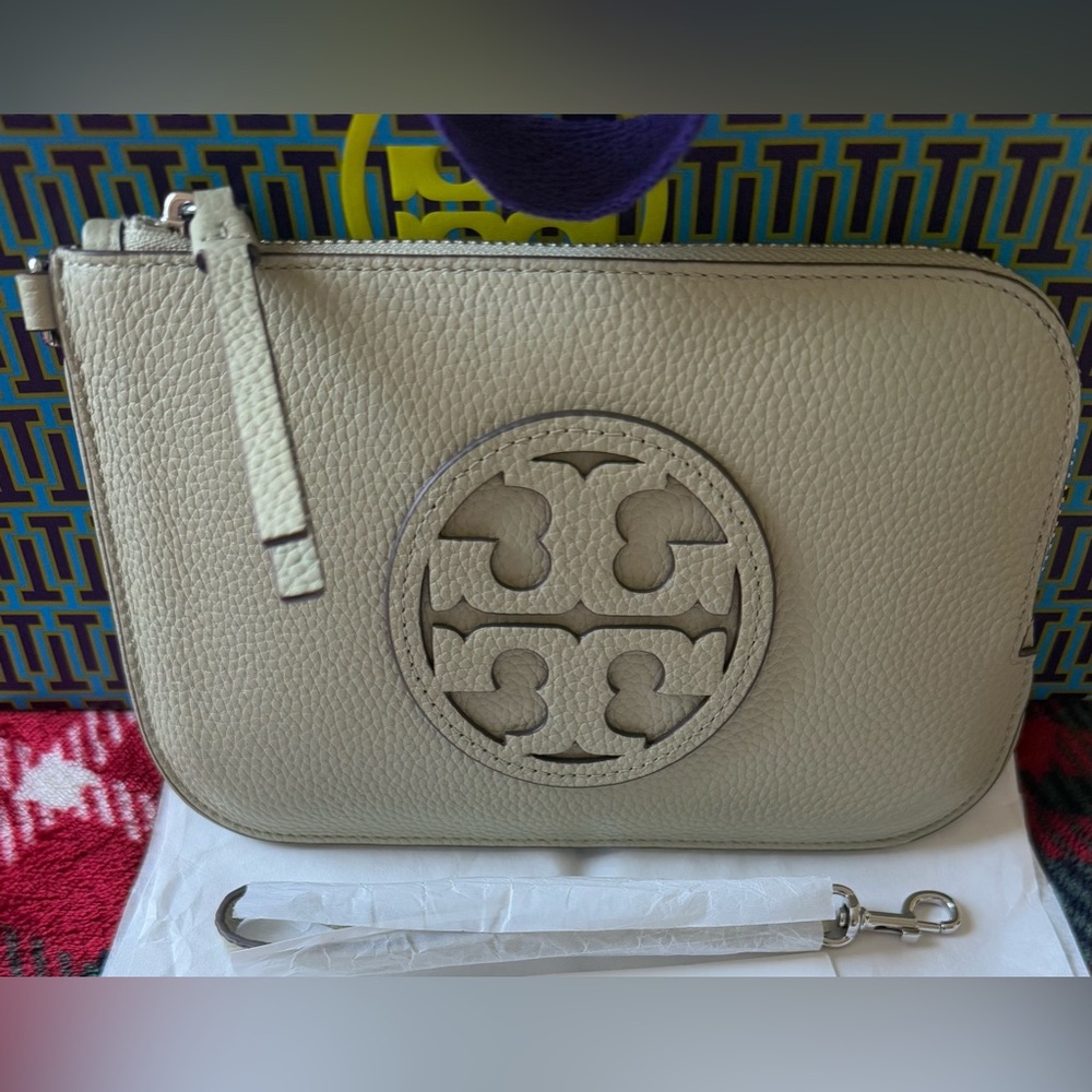 TORY BURCH MILLER WRISTLET || OLIVE SPRING